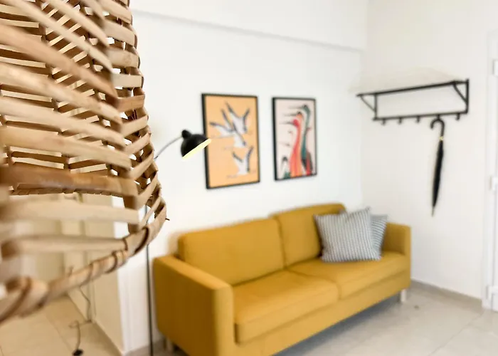 Apartment Spacious, Near & Easy Parking - By Solstad Kavala